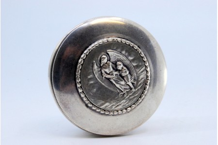 Caixa em prata para terço com figura do anjo da guarda na tampa amovível.